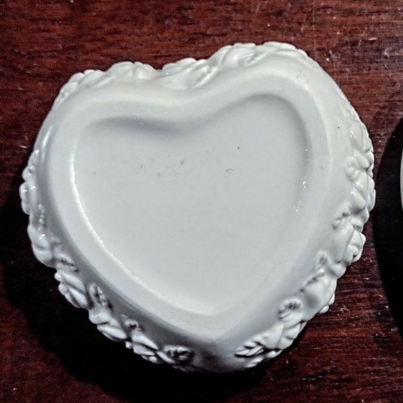 VTG Porcelain Mini (2.5") Heart Trinket Box w/Embossed Roses & Gold Trim ~ EVC! - Picture 4 of 5